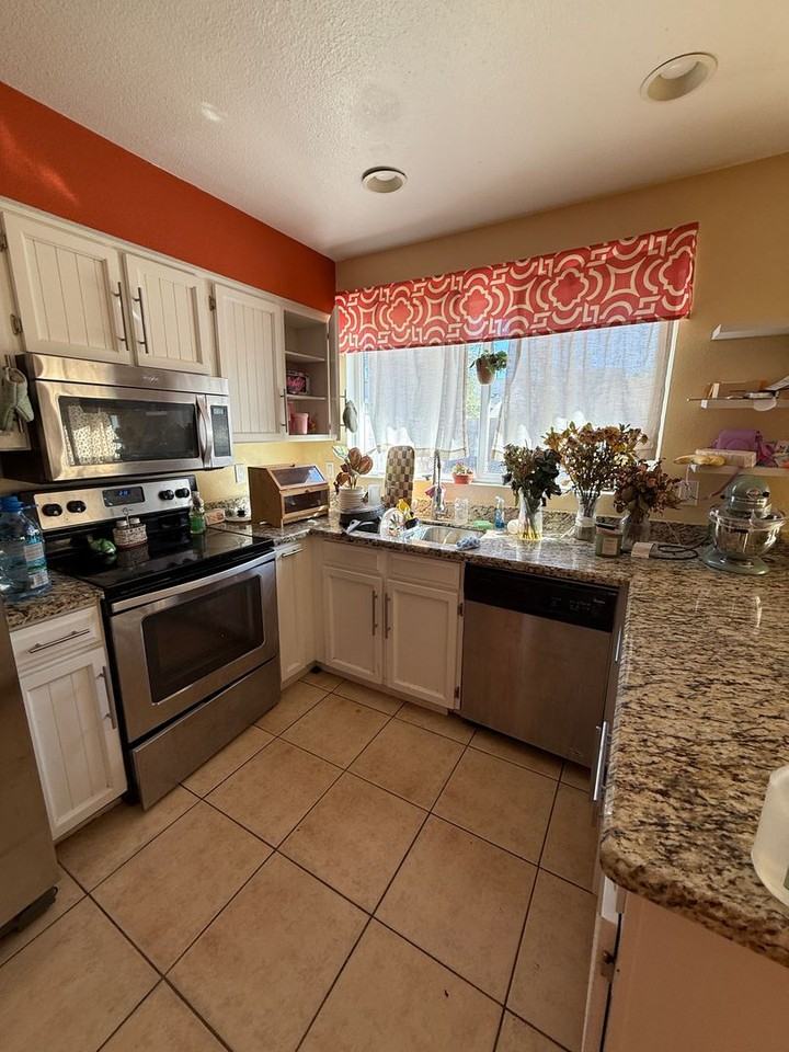 2263 E Hampton Ave - Photo 2 of 11