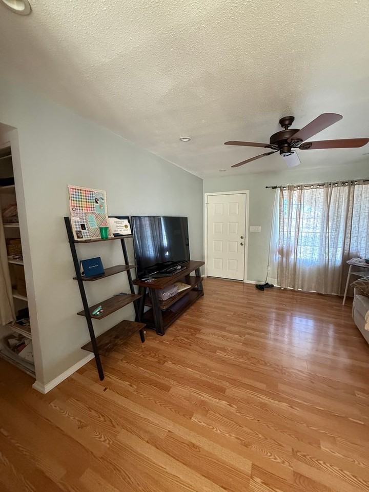 2263 E Hampton Ave - Photo 5 of 11