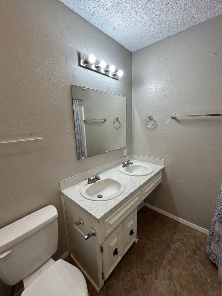 2605 22nd St - Photo 6 of 16