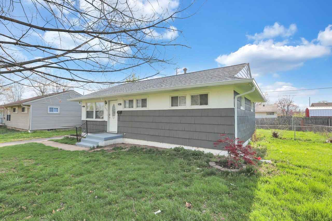 1028 S Harris Ave - Photo 4 of 36