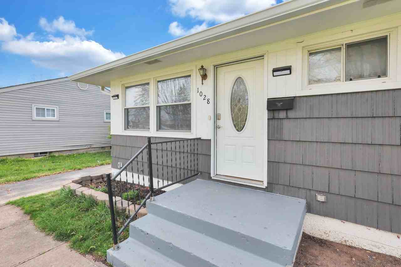 1028 S Harris Ave - Photo 5 of 36