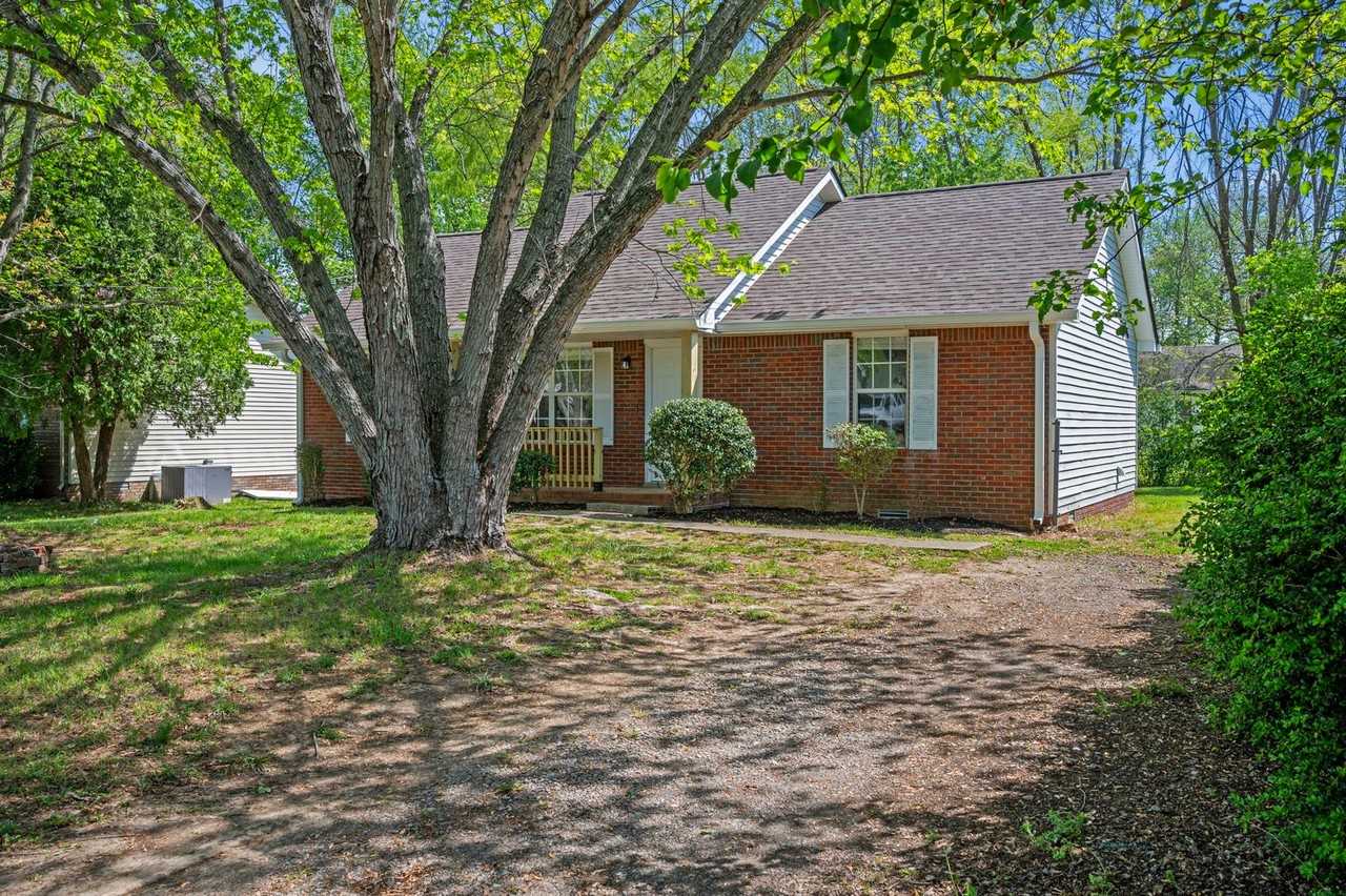 561 Jacquie Dr - Photo 3 of 26