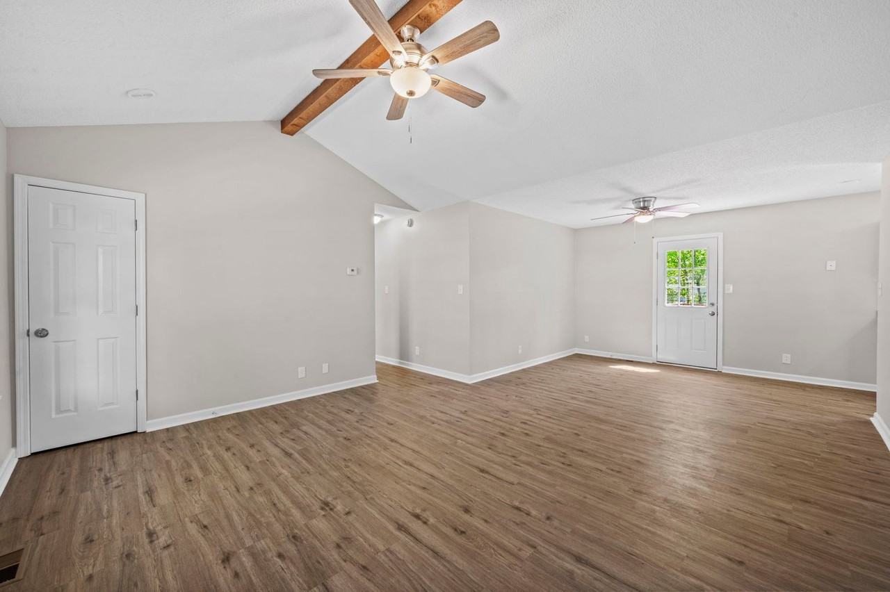 561 Jacquie Dr - Photo 4 of 26