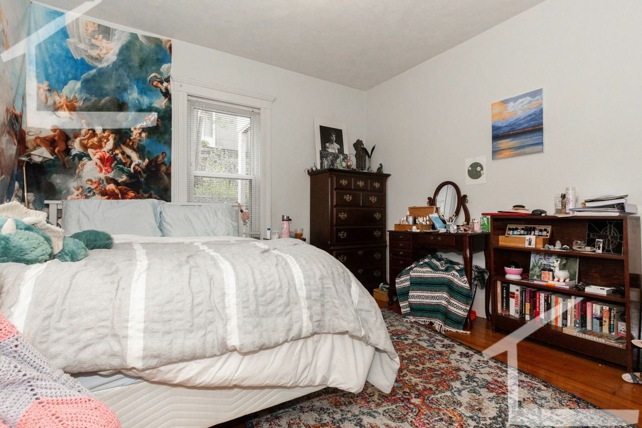 550 Washington St - Photo 4 of 10