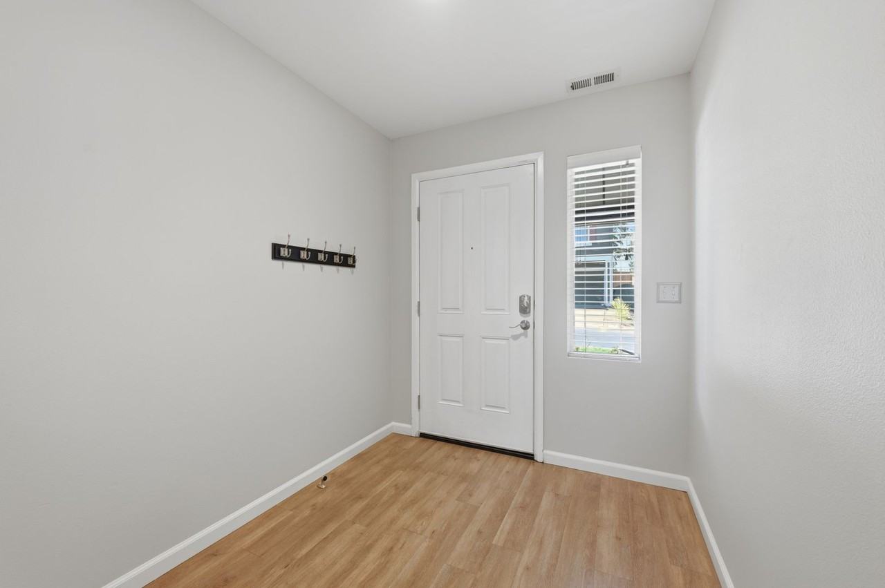 1229 92nd Ave Ne - Photo 3 of 21