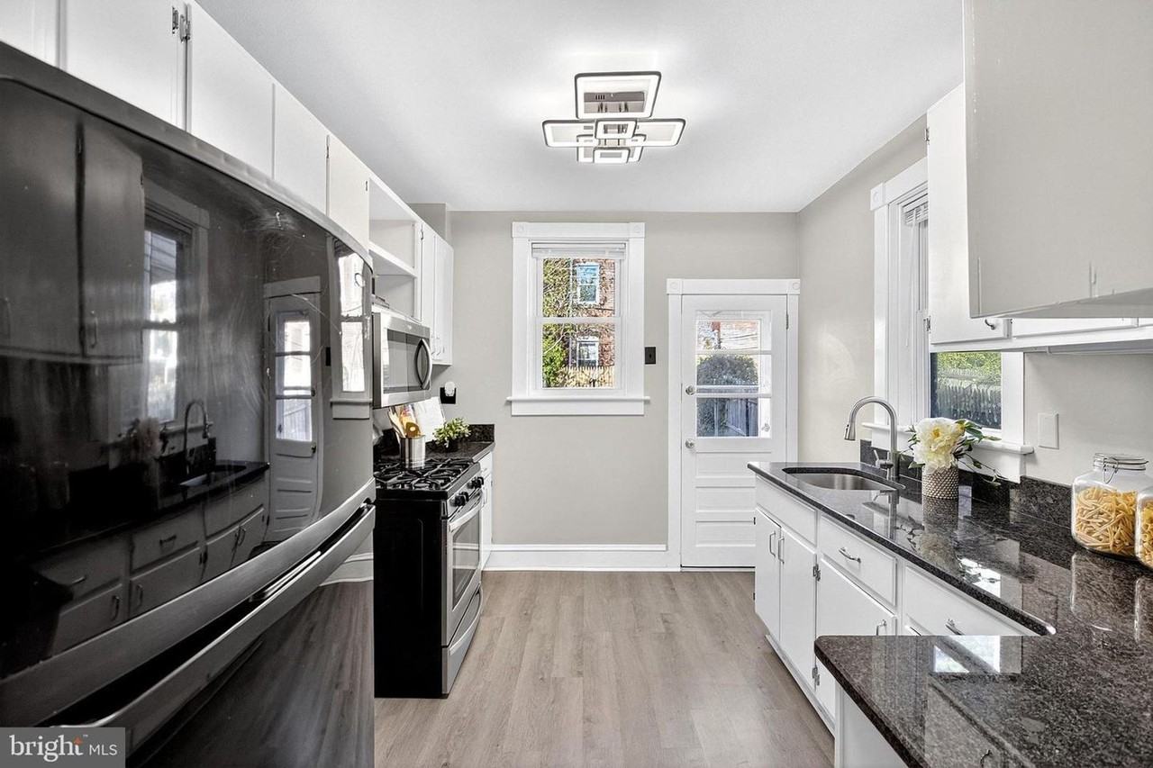 2923 N Washington St - Photo 4 of 11