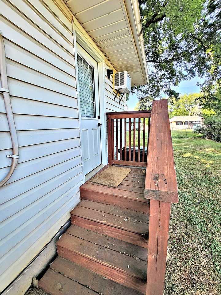 4321 Arlington Ct Nw - Photo 3 of 10