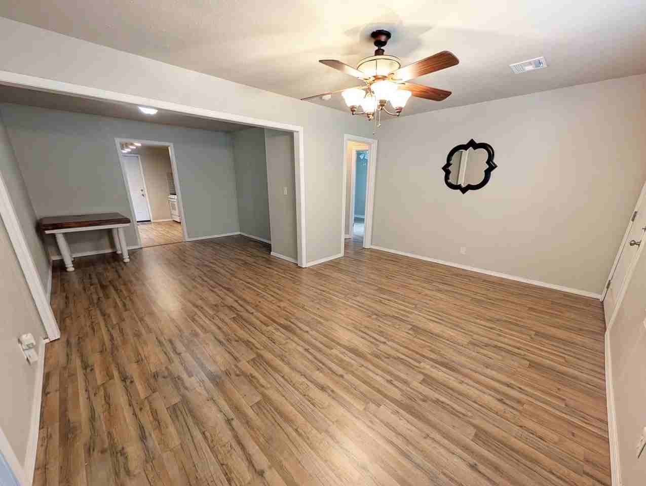 217 E Douglas Dr - Photo 3 of 15