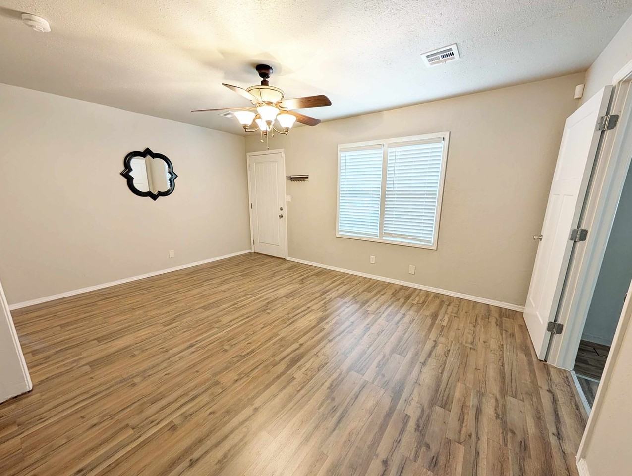 217 E Douglas Dr - Photo 4 of 15