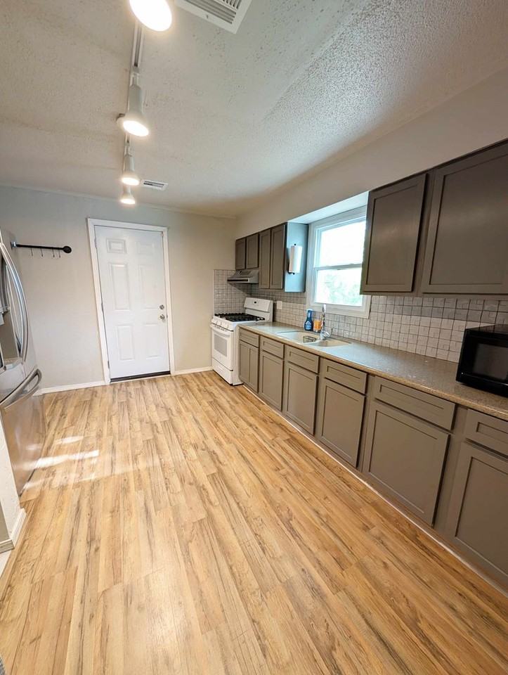 217 E Douglas Dr - Photo 5 of 15