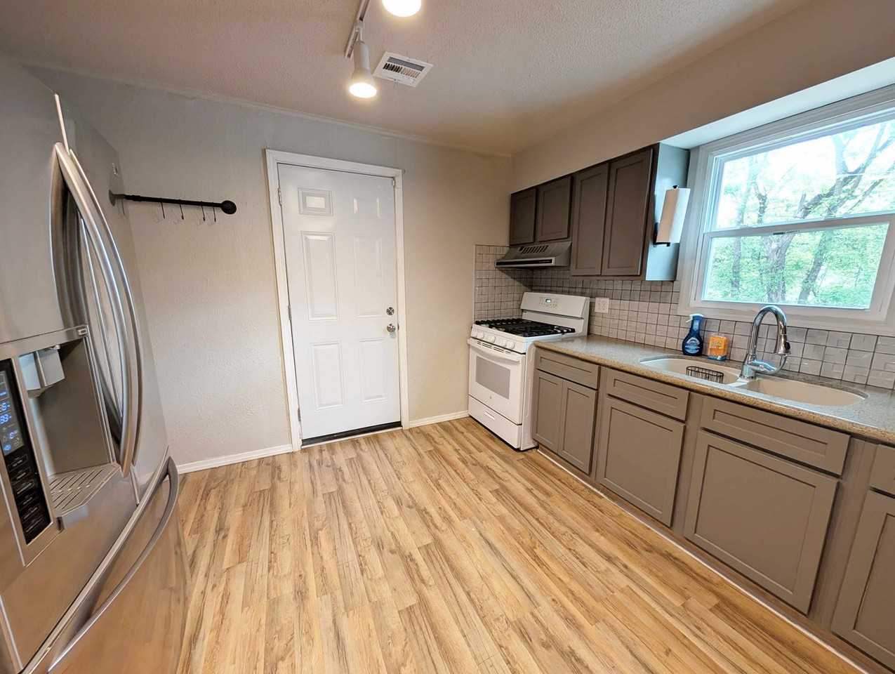 217 E Douglas Dr - Photo 6 of 15