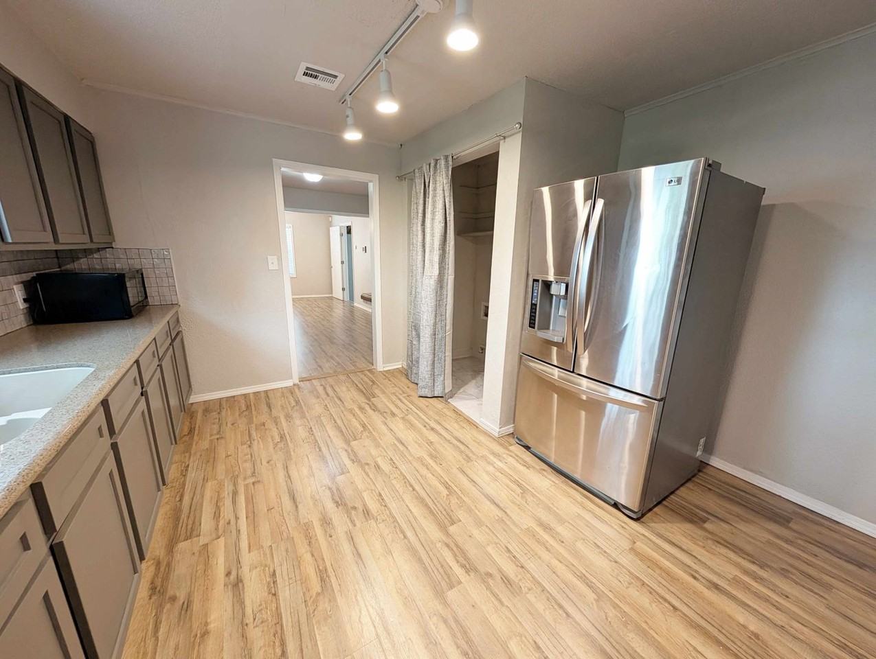 217 E Douglas Dr - Photo 7 of 15