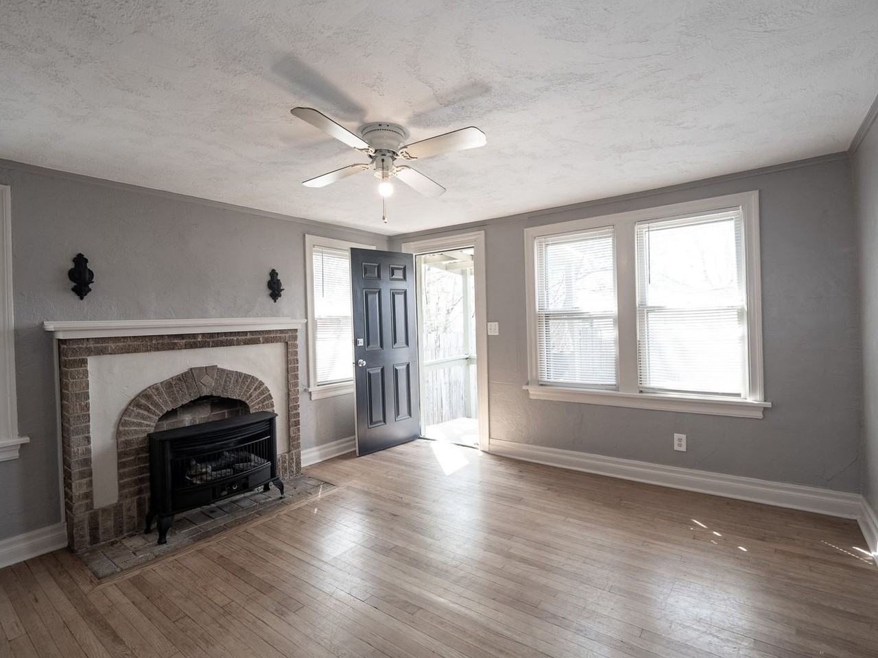 2436 Nw 12th St - Photo 3 of 21