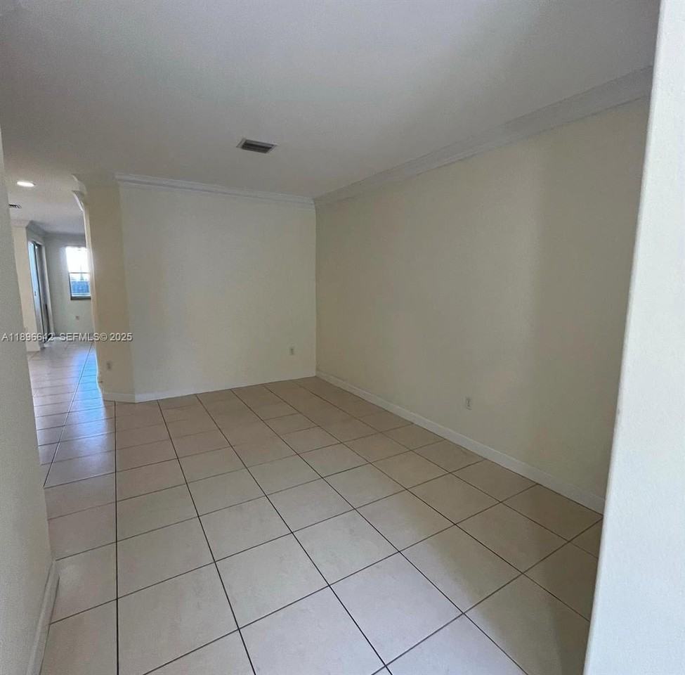 14905 Southwest 8th Terrace #n - Photo 2 of 9