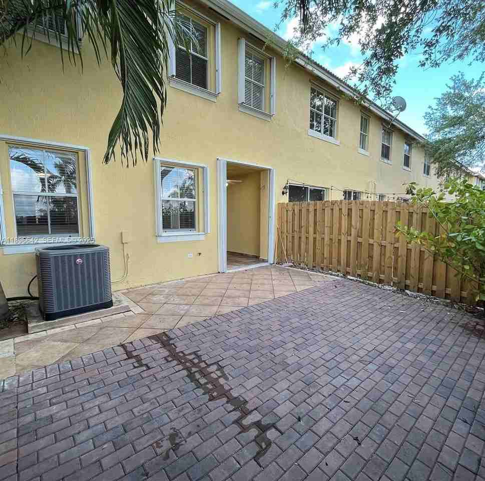 14905 Southwest 8th Terrace #n - Photo 5 of 9