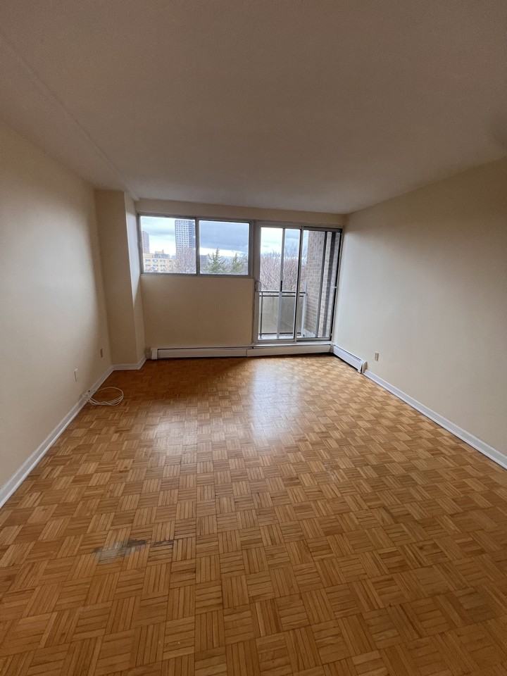 345 Laurier Ave E #404