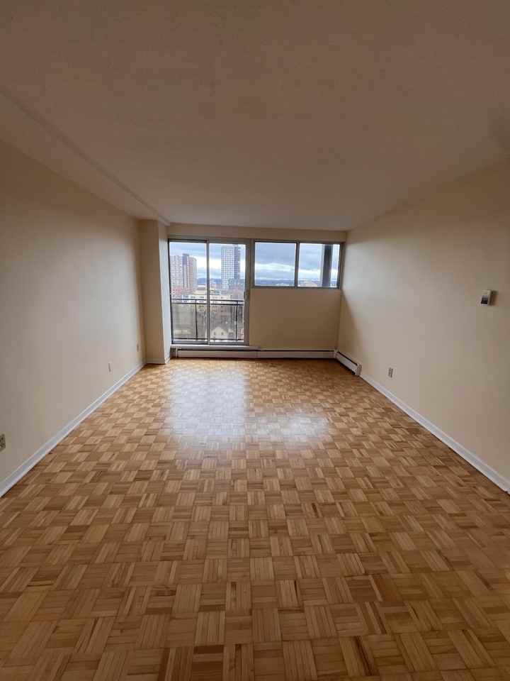345 Laurier Ave E #901