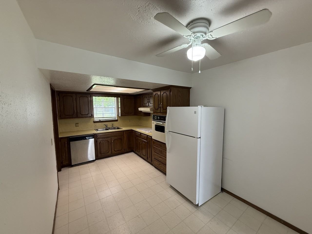 424 N Hillcrest St #1 - Photo 3 of 9