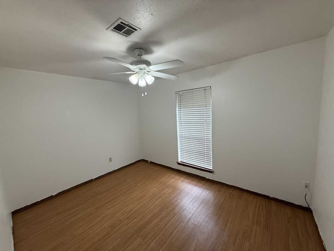 424 N Hillcrest St #1 - Photo 4 of 9