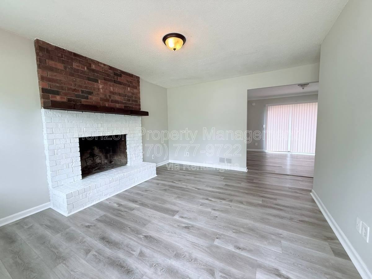 5035 Merlin Dr - Photo 2 of 10