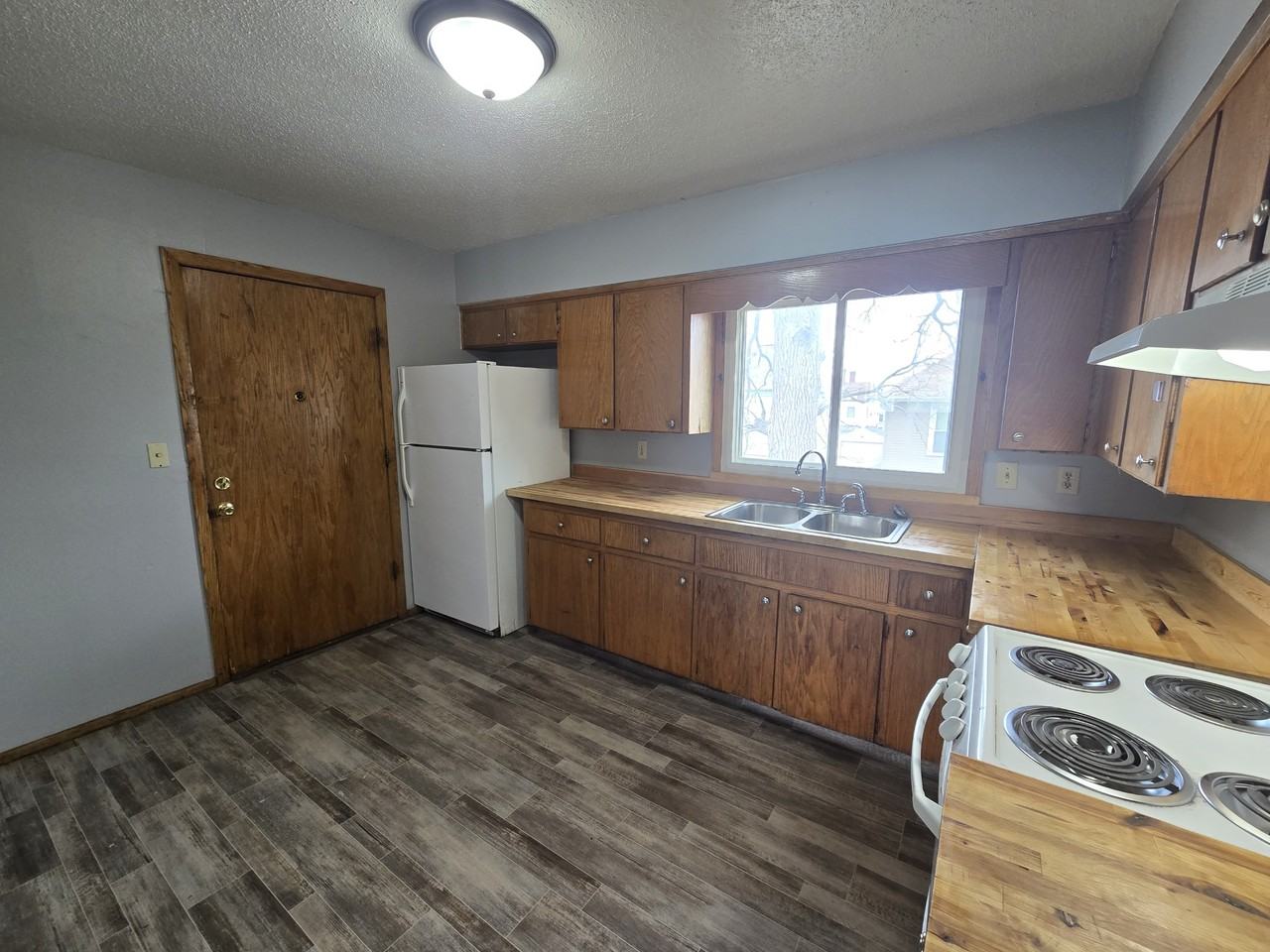 811 W 3rd St #8 - Photo 3 of 15