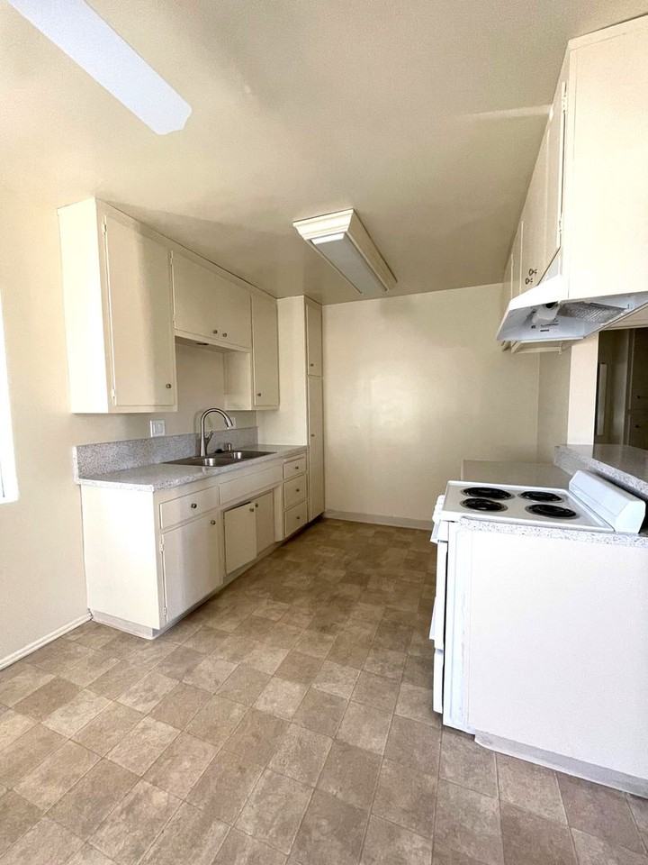 2630 Linden Ave - Photo 5 of 8