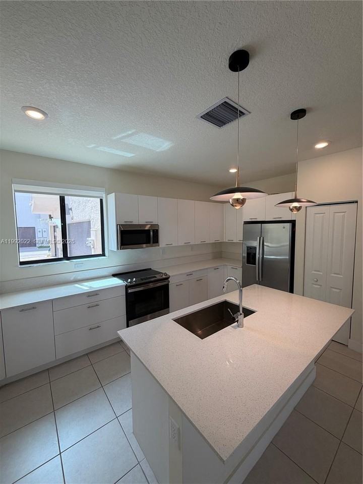 4470 Northwest 83rd Avenue - Photo 4 of 31