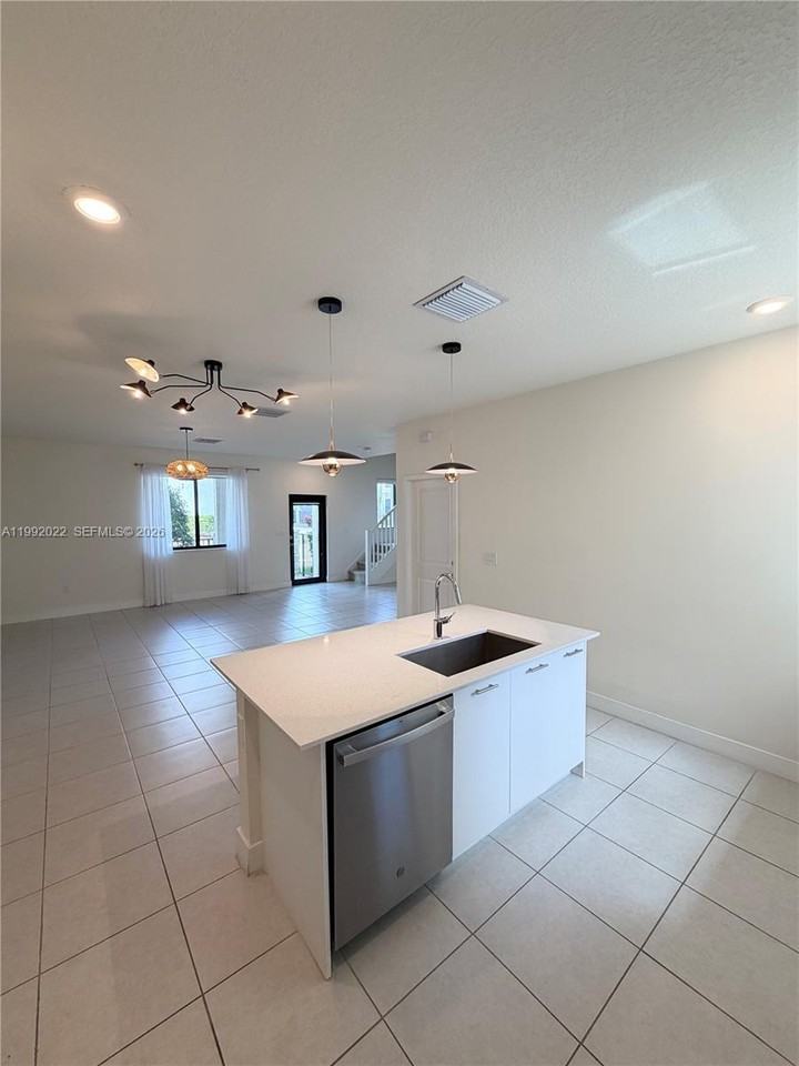4470 Northwest 83rd Avenue - Photo 5 of 31