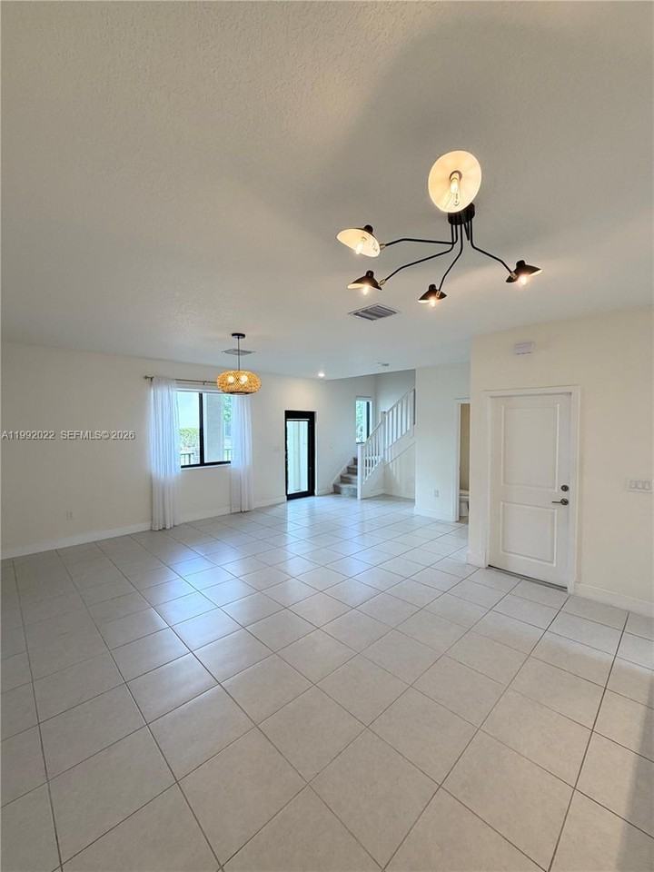 4470 Northwest 83rd Avenue - Photo 6 of 31