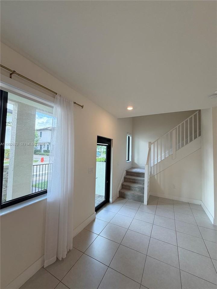 4470 Northwest 83rd Avenue - Photo 7 of 31