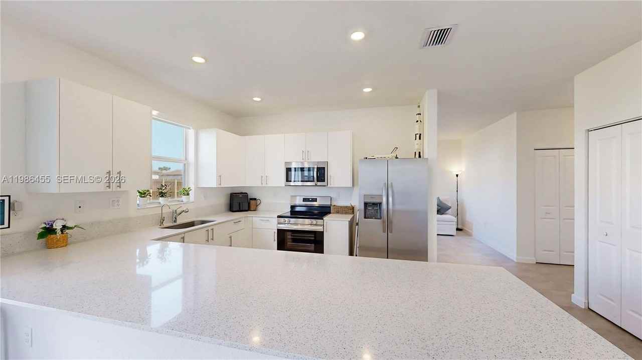 2333 Southeast 28th Court - Photo 2 of 21