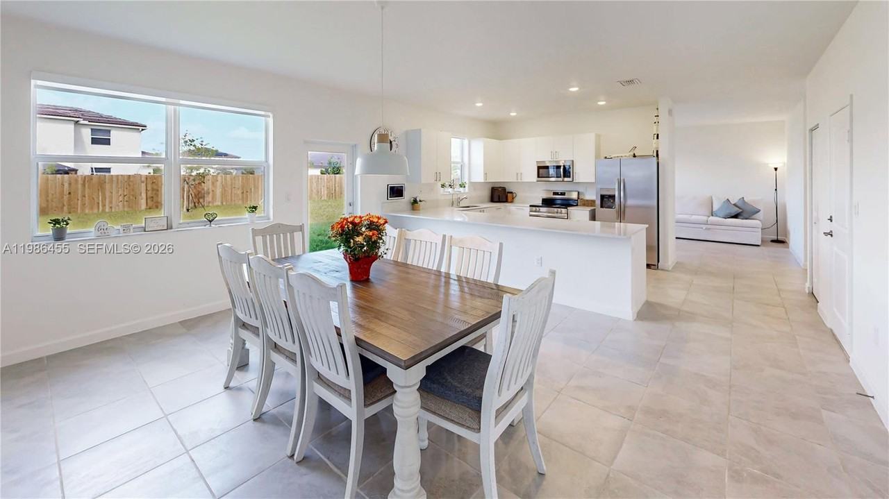 2333 Southeast 28th Court - Photo 5 of 21