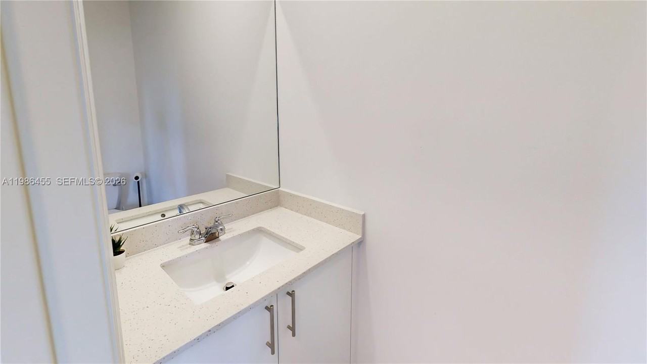 2333 Southeast 28th Court - Photo 6 of 21