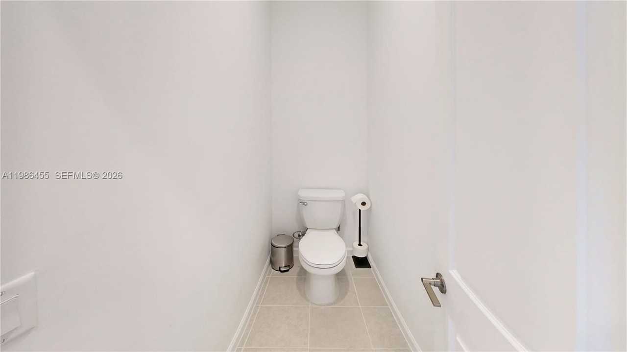 2333 Southeast 28th Court - Photo 7 of 21