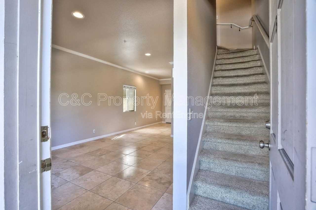 815 Alice St #B - Photo 3 of 16