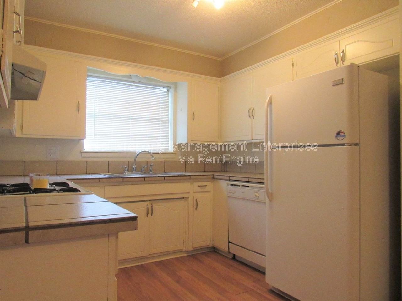 637 Redstone Ave - Photo 2 of 19