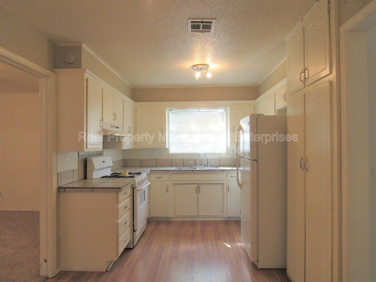 637 Redstone Ave - Photo 3 of 19