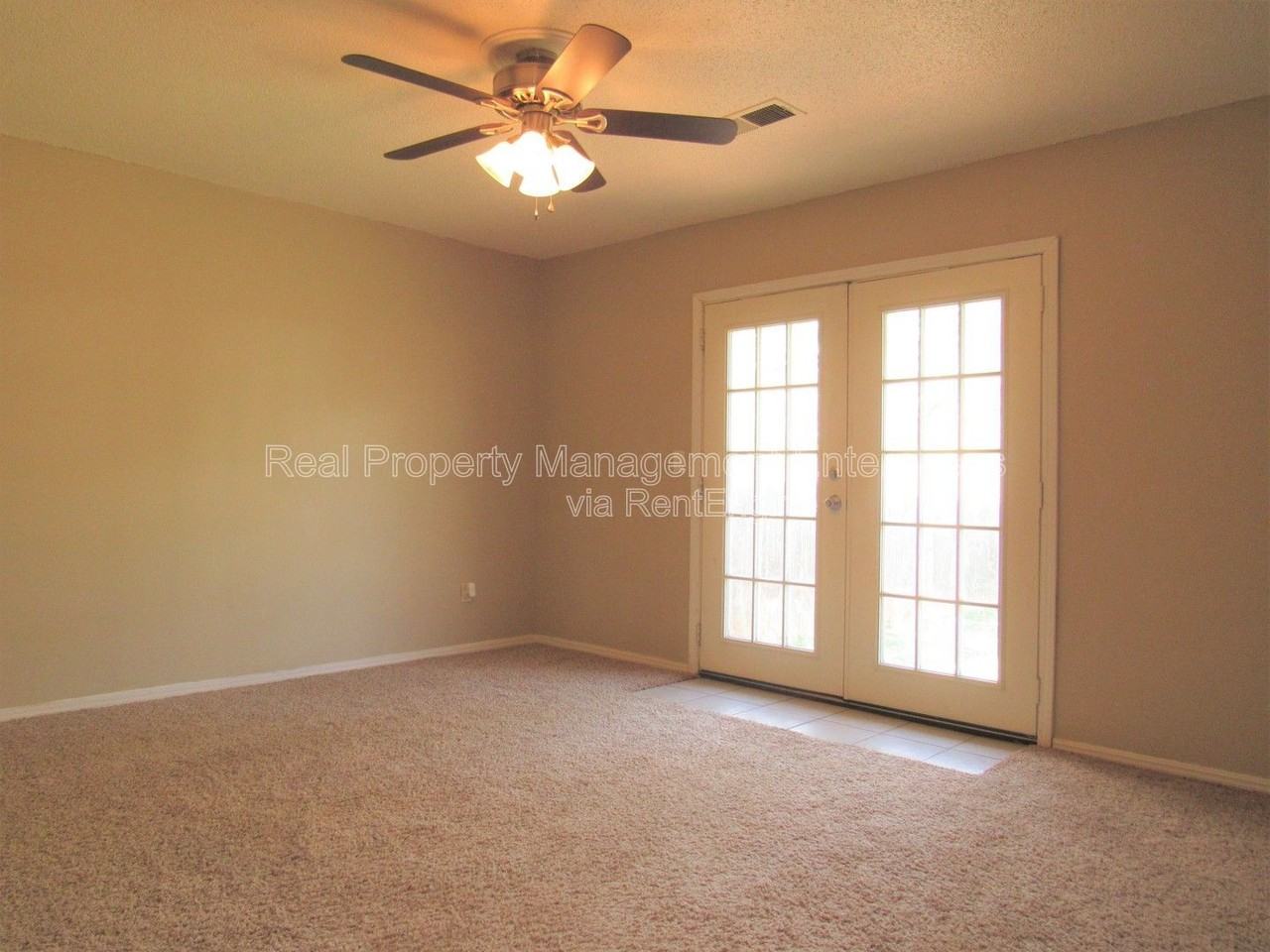 637 Redstone Ave - Photo 4 of 19