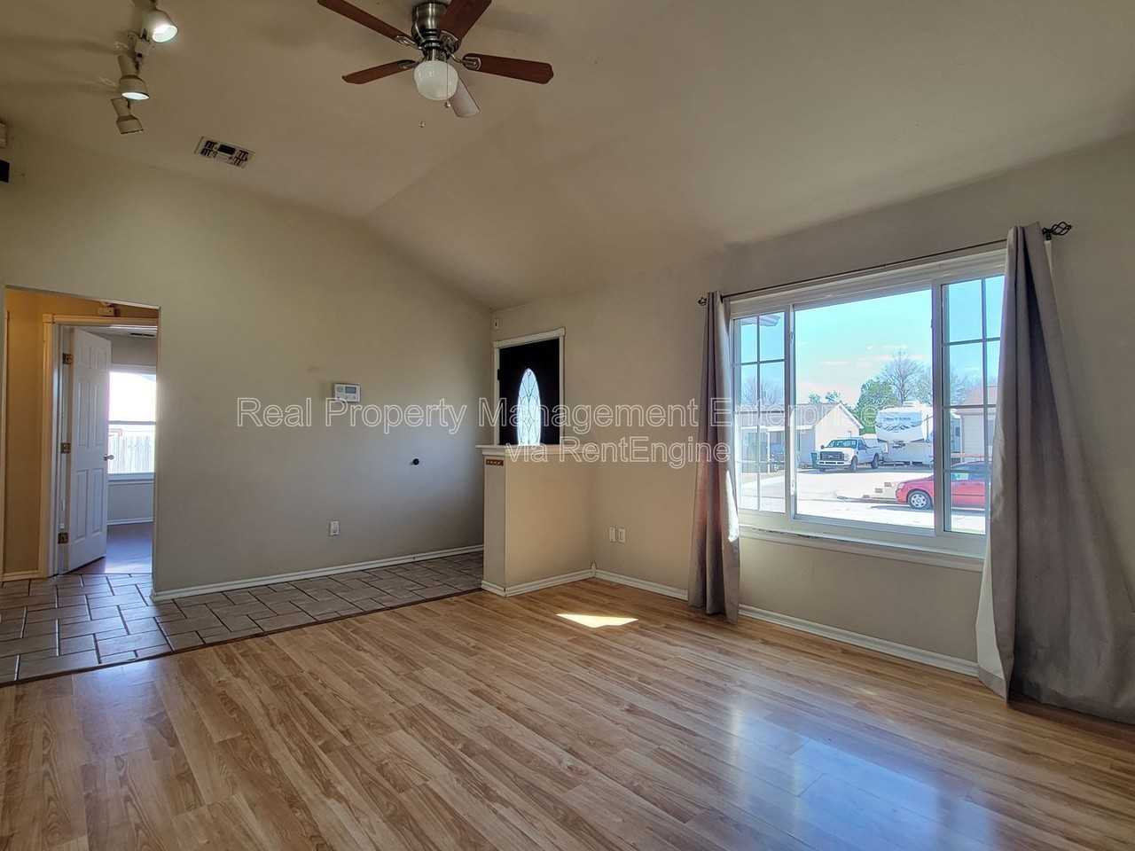 4205 Se 47th St - Photo 5 of 16