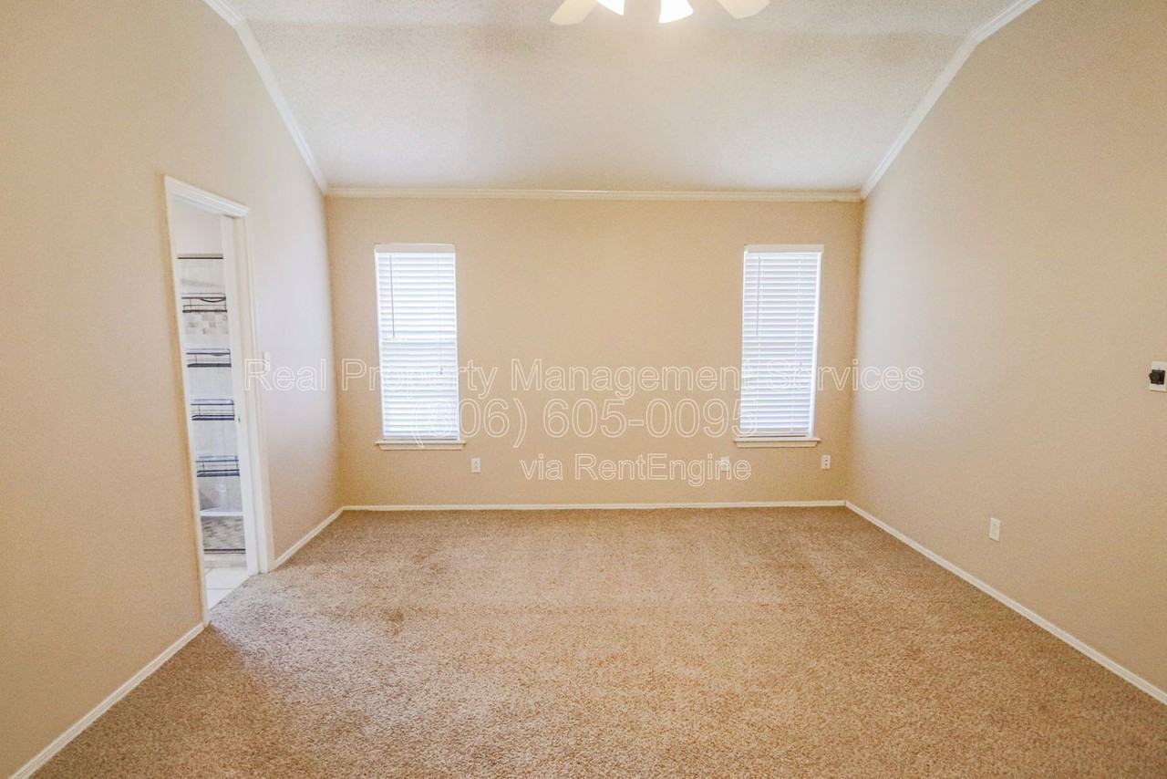 5713 85th St - Photo 6 of 10