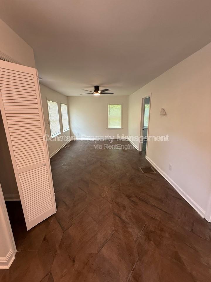 139 Woodward Ct - Photo 2 of 9