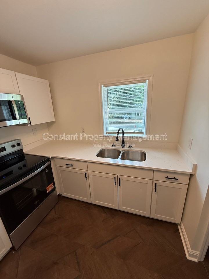 139 Woodward Ct - Photo 5 of 9