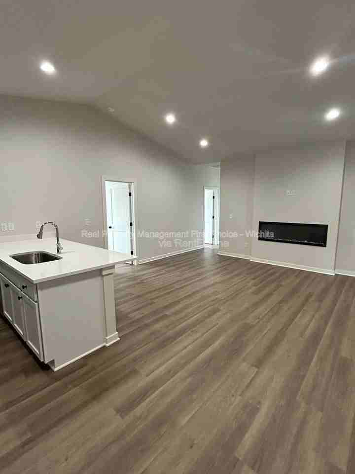 136 N Gowen St - Photo 5 of 34