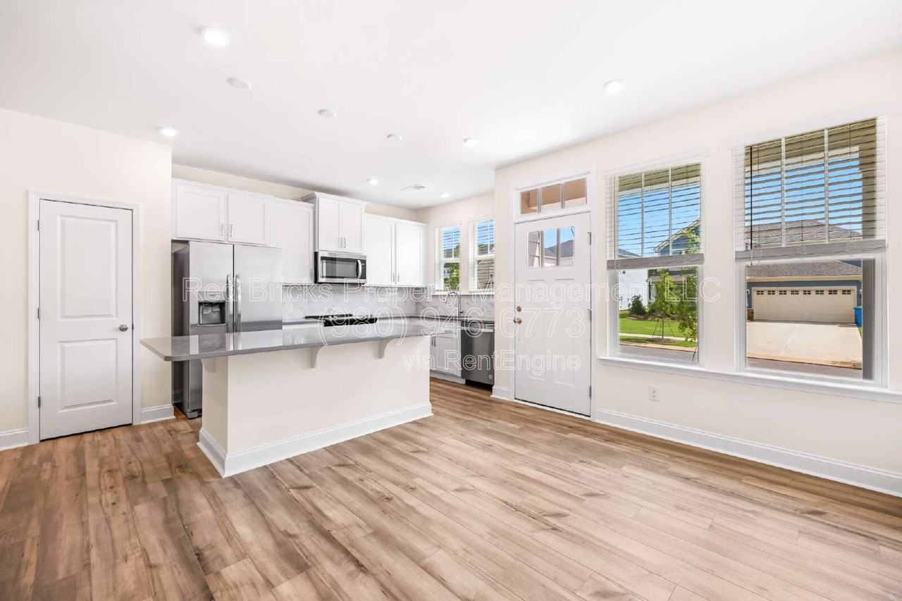 1528 Cedar Tree Dr - Photo 4 of 21