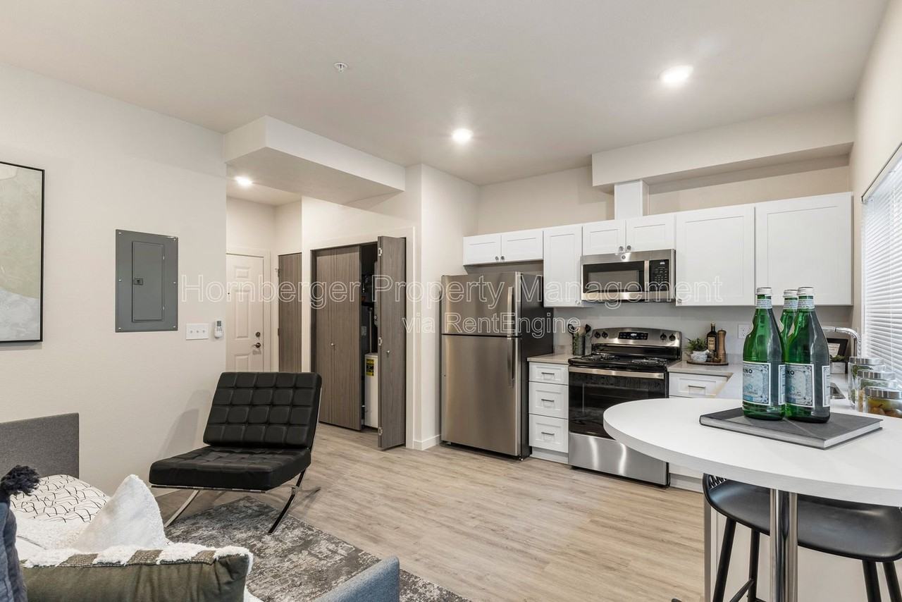 6020 N Astor St #5 - Photo 4 of 7