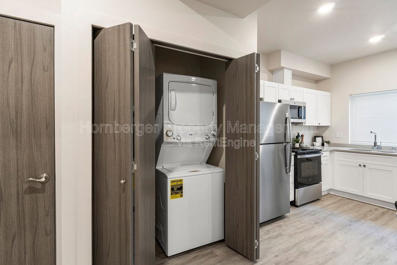 6020 N Astor St #5 - Photo 5 of 7