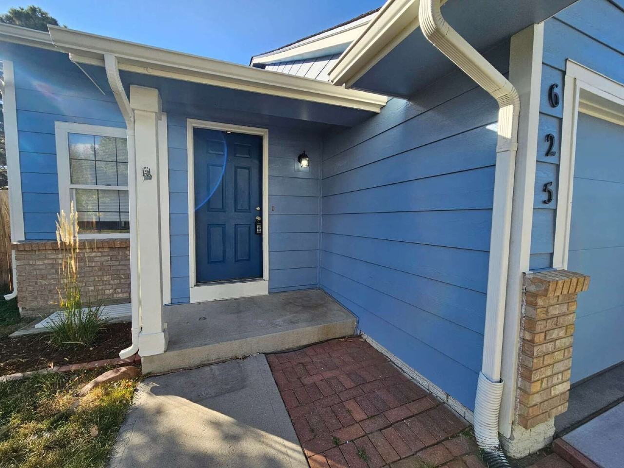 625 Howe St - Photo 2 of 18