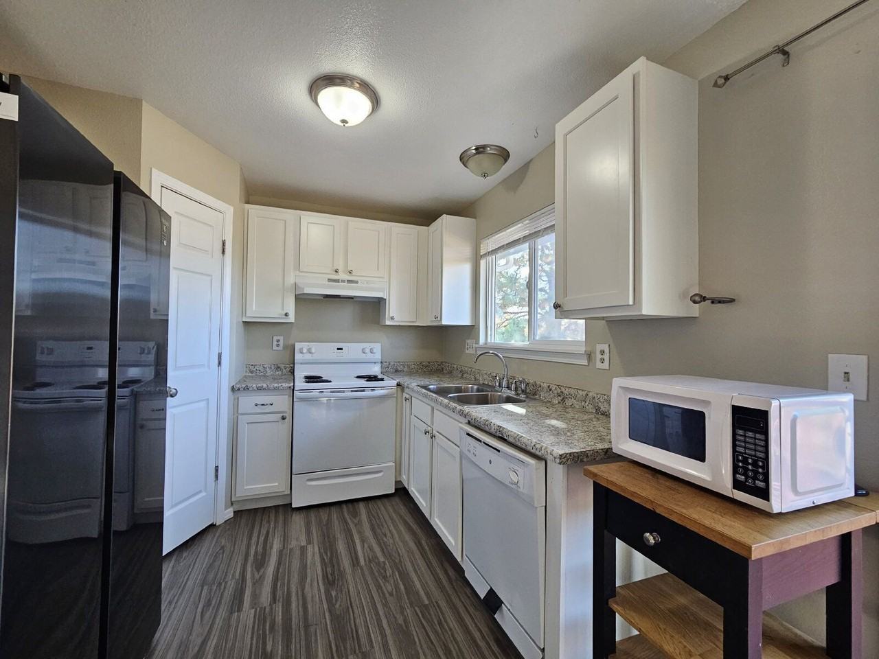 625 Howe St - Photo 4 of 18