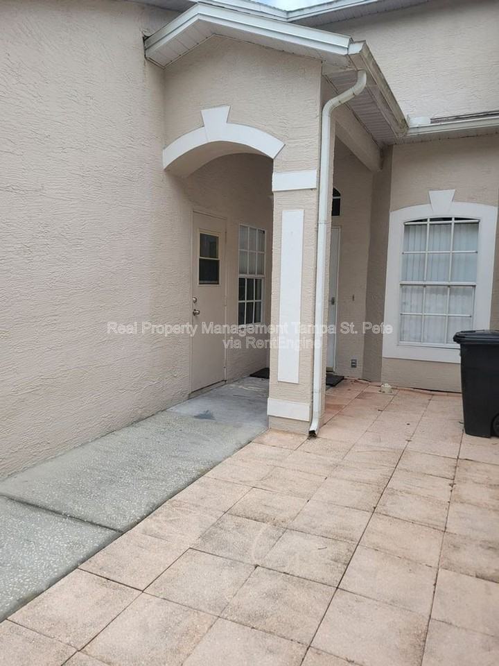 12514 Hollybrook Ln - Photo 3 of 40