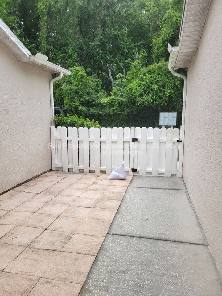 12514 Hollybrook Ln - Photo 4 of 40